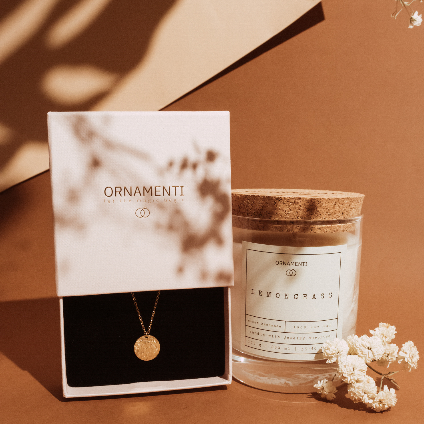ORNAMENTI Přírodní sójová svíčka s pozlaceným náhrdelníkem | Lemongrass ORS300002