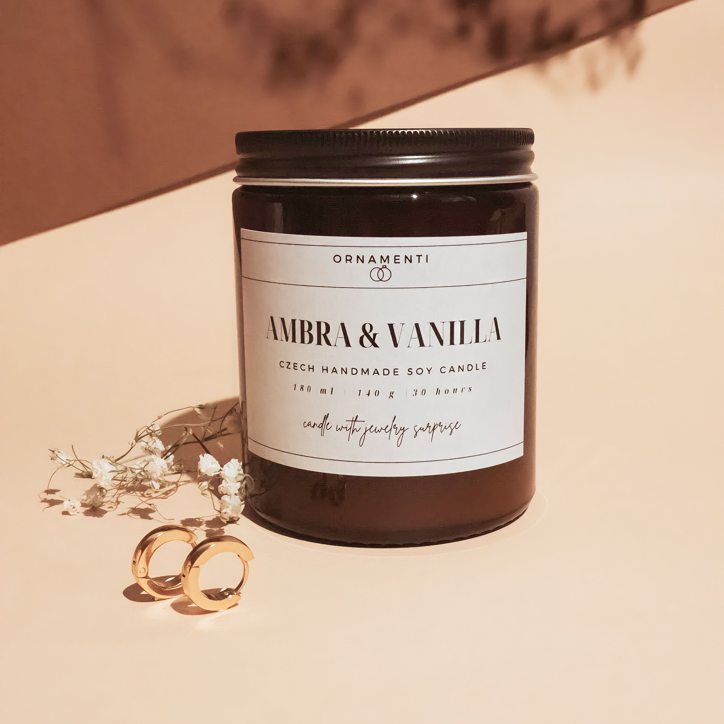 ORNAMENTI Vonná sójová svíčka s pozlacenými náušnicemi | Ambra & Vanilla ORS300003