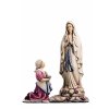dřevěná vyřezávaná socha marie lurdské s bernadetou
