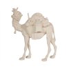 Dřevěná vyřezávaná soška velblouda s dary, které přinesli narozenému Ježíškovi, Marii a Josefovi tři králové z východu.