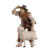 Pastýř s ovečkou hledící do dáli