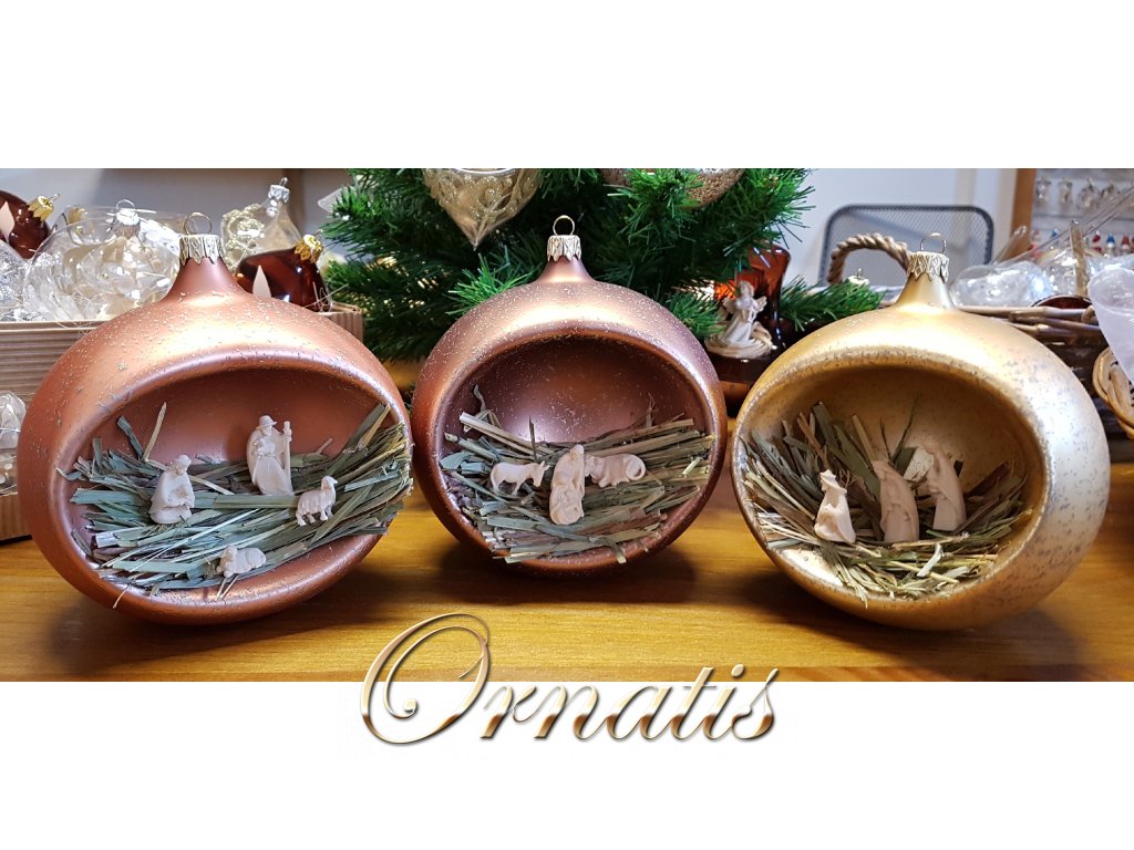Set skleněných vánočních ozdob s dřevěným vyřezávaným betlémem Dřevěný  vyřezávaný betlém ve skleněné ručně vyráběné baňce - Ornatis.sk