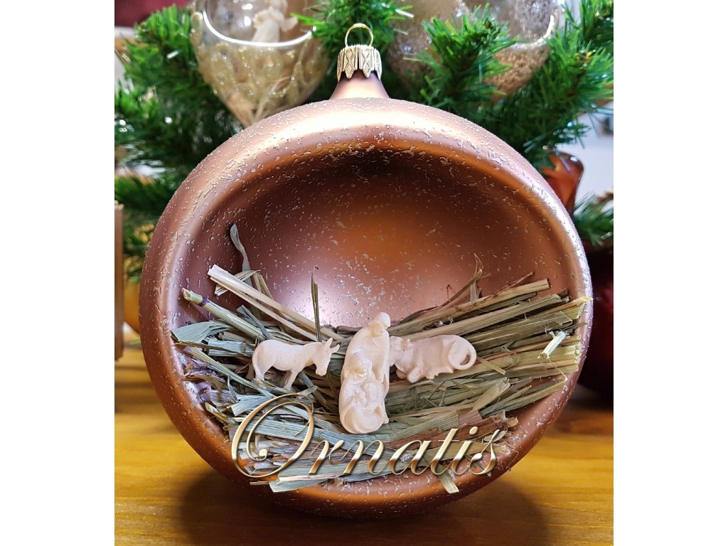 Skleněná vánoční ozdoba s dřevěným vyřezávaným betlémem Dřevěný vyřezávaný  betlém ve skleněné ručně vyráběné baňce - Ornatis.sk