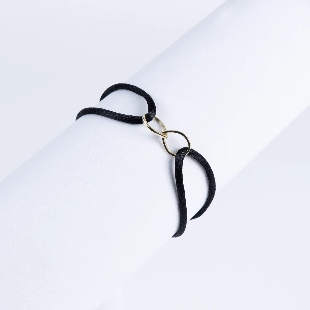 Zlatý náramek na saténové šňůrce