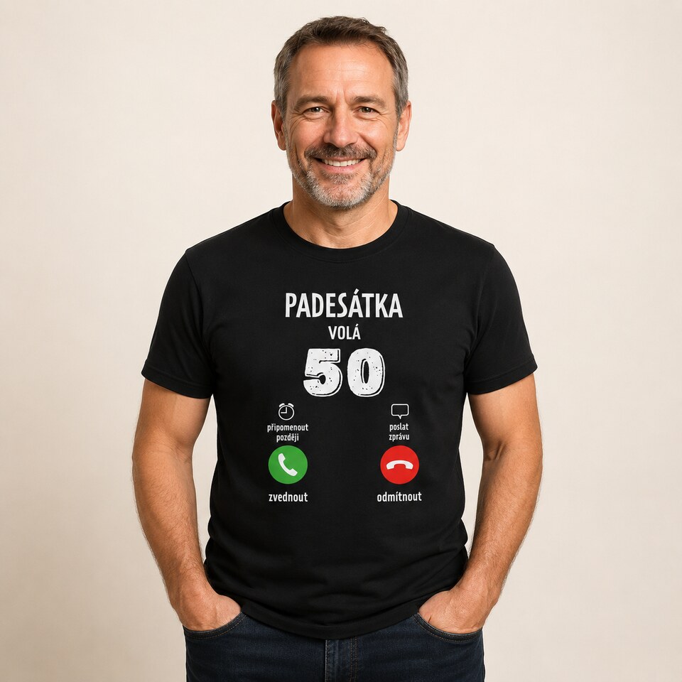 Muž v černém narozeninovém tričku s motivem Padesátka volá