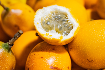 Exotické ovoce na talíři: Marakuja (mučenka)