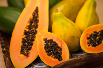 Exotické ovoce na talíři: Papája