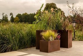 Vyberte si designové květináče v barvě Corten