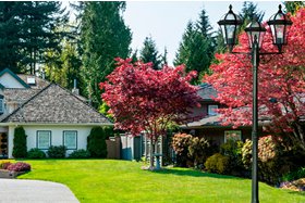 Venkovní osvětlení v podzimní zahradě