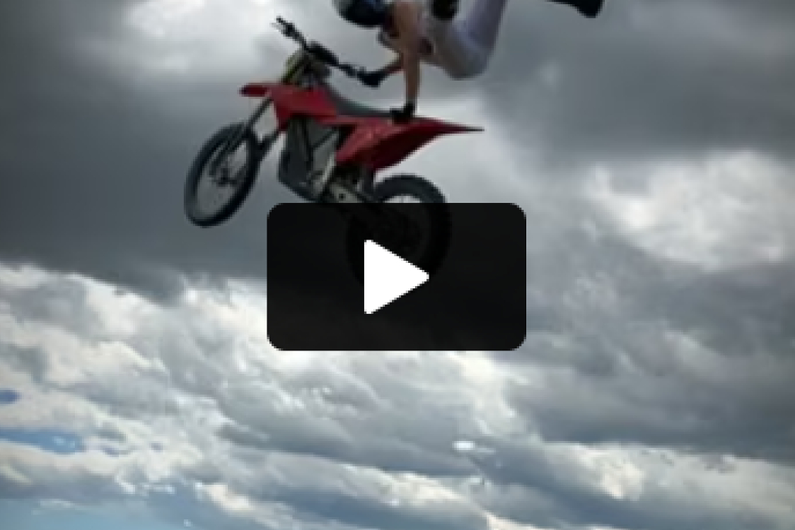 FMX rider testuje Stark Varg od oTECHride.cz
