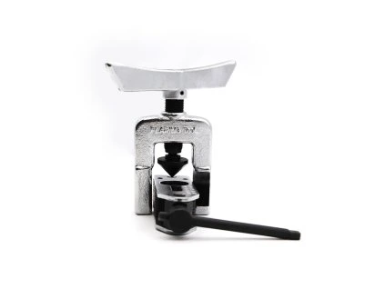 Univerzálna pertlovačka