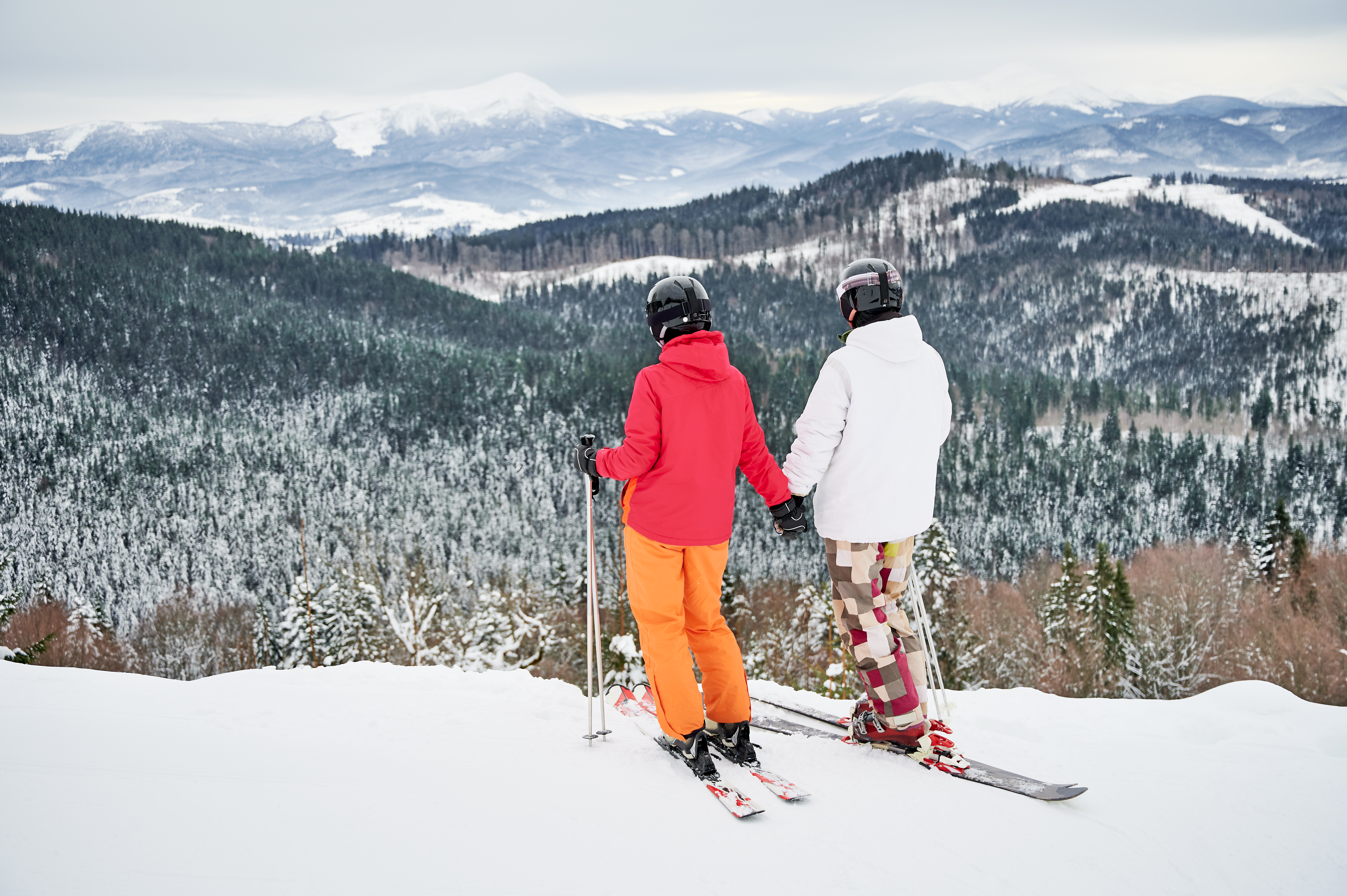 friends-skiers-having-fun-ski-resort-mountains-winter-skiing-snowboarding