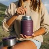 termoska na jídlo 0,8 l aubergine v přírodě v létě