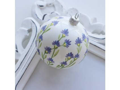 Porcelánově bílá baňka s malovanou levandulí