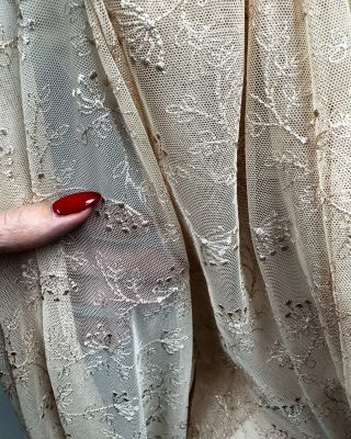 Francouzský vyšívaný elastický tyl 0497. Fantastická cena 124,- Kč za metr. Nahlédněte do e-shopu.