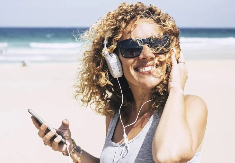 Slunce, seno, audioknížky: Už máte vybrané tituly na dovolenou?