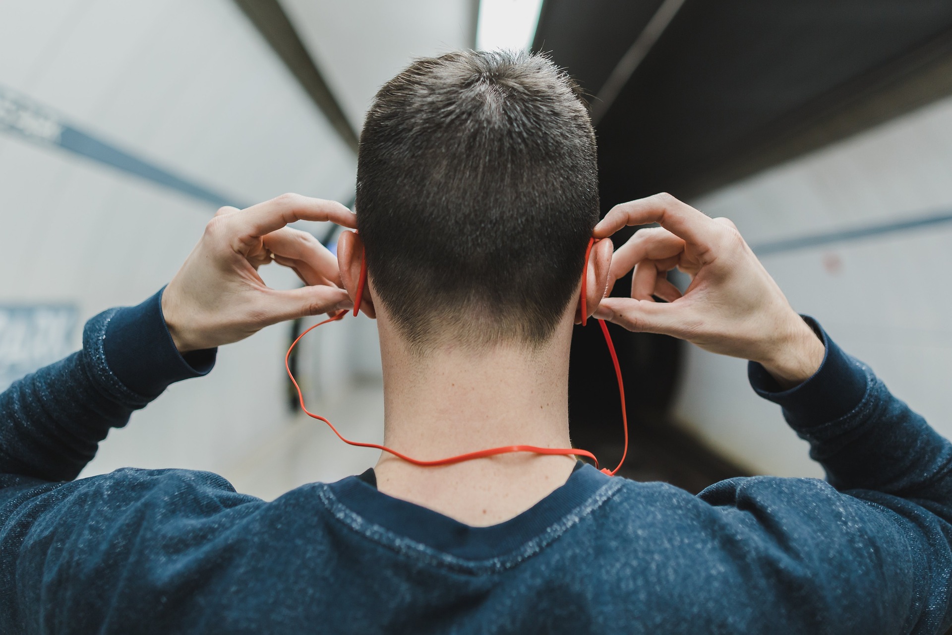Audioknihy mění čtenářské návyky: 63 % posluchačů díky nim čte více, mladí chybí