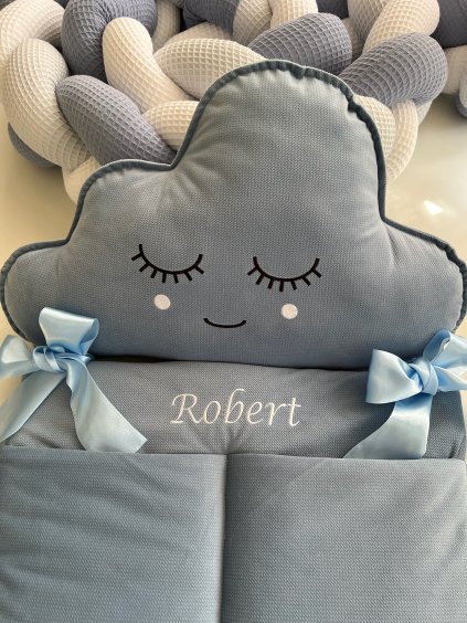 Mráček s výšivkou obličeje - na přání  s výšivkou řas, tváří a pusinky