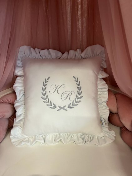 Hranatý dekorační polštář s volánky - na přání  dekorativní polštář · hranatý · 40x40 cm · Oval Bed · pro dětský pokoj