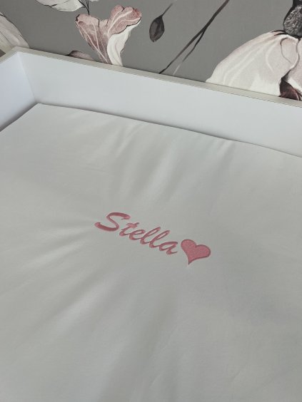 Podložka na přebalovací pult (s výšivkou jména se srdíčky) - na přání  s výšivkou jména se srdíčky