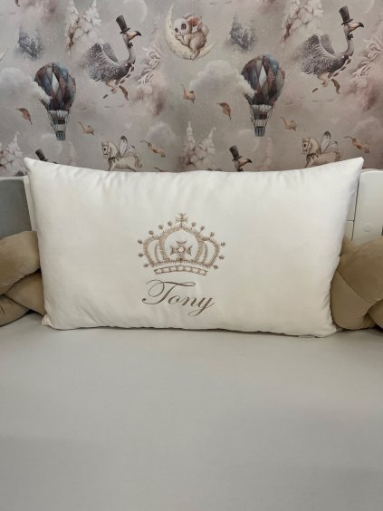 Hranatý polštářek s výšivkou jména a korunky  50x30 cm, hranatý polštář, výšivka jména a korunky