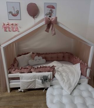 Nebesa na domečkovou postel z klasického starorůžového tylu, nadýchaný mantinel s volánky ze starorůžového ultrasoft...