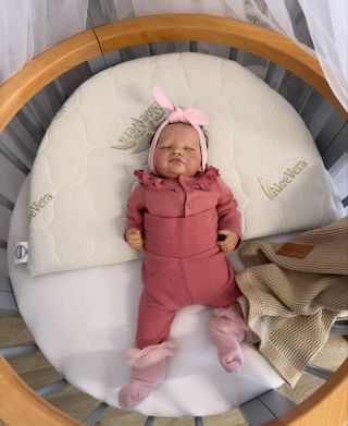 Klínový polštář pro novorozence díky náklonu jemně nadzvedává horní část těla miminka a přispívá ke klidnějšímu spánku....