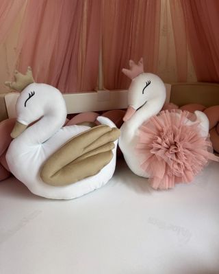 Dvě krásné labutě z bílého ultrasoft velvetu🤍 křídlo si můžete zvolit buď velvetu (kde je možné doplnit i výšivku jména) a...