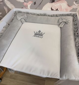 Podložka na přebalovací pult s rameny, volánky a mašličkami🎀…doplněno výšivkou, výplň molitanová deska💫 z ultrasoft velvetu🫶🏻