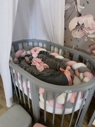 Světle šedá postýlka 9v1 Oval Bed lze nakombinovat různými barvičkami a stále bude vypadat kouzelně🤍💯