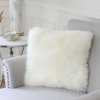 Vankúš z ovčej kožušiny biely