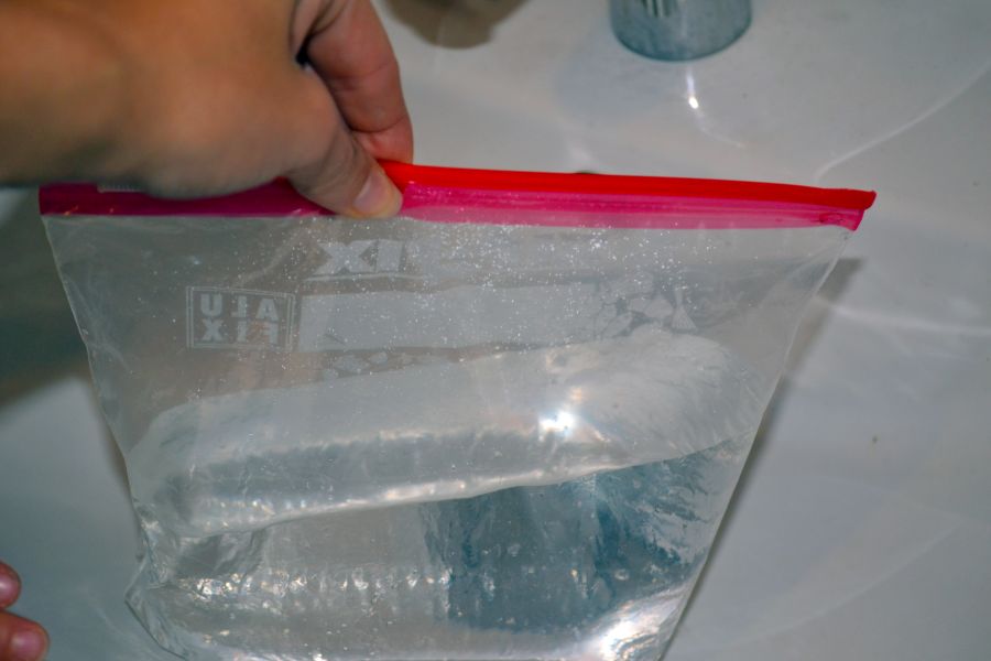 Pokus: Prepichovanie vrecka s vodou