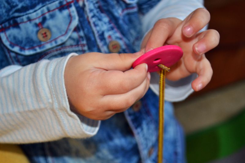 Prevliekame gombíky