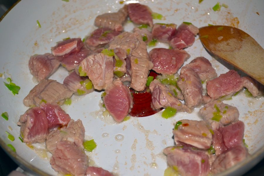 Teľacie mäso s cícerom a pórom