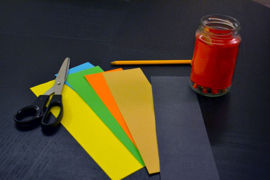 Roztriedené pastelky, keď nemáme pastelkovník