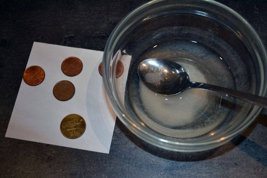 Pokus: Čistenie mincí