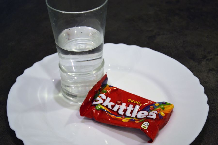 Experiment s cukríkmi Skittles