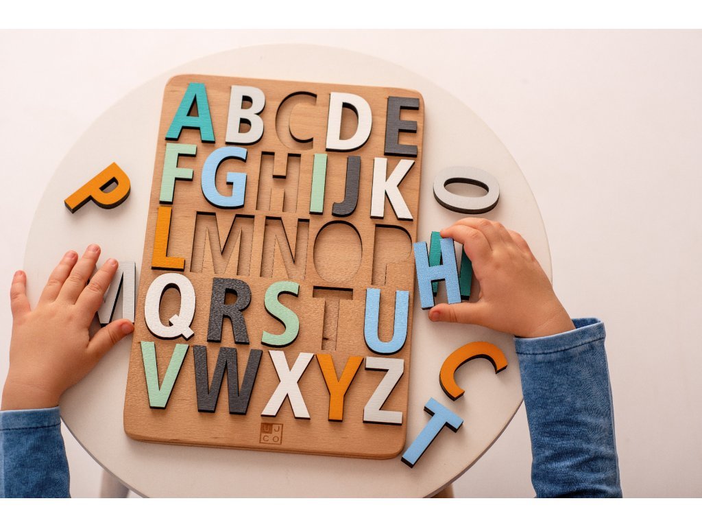Montessori abeceda vystupena cierno zlta 2