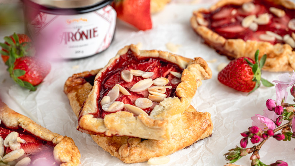 Špaldové galette koláčky s jahodami a ároniovým džemem