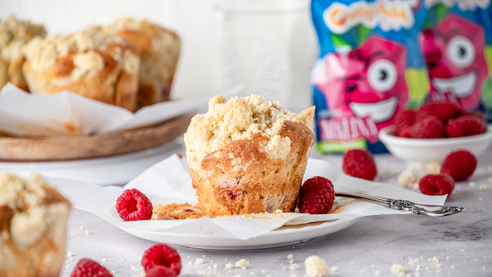 Špaldové muffiny s malinami a drobenkou