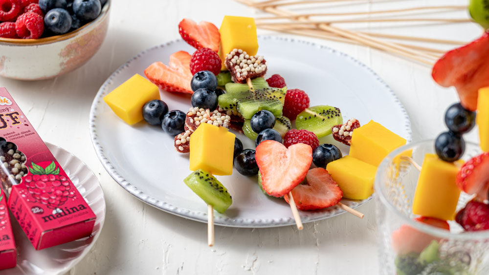 Barevná a zdravá svačinka pro vaše děti  - ovocné špízy s malinovými puffy