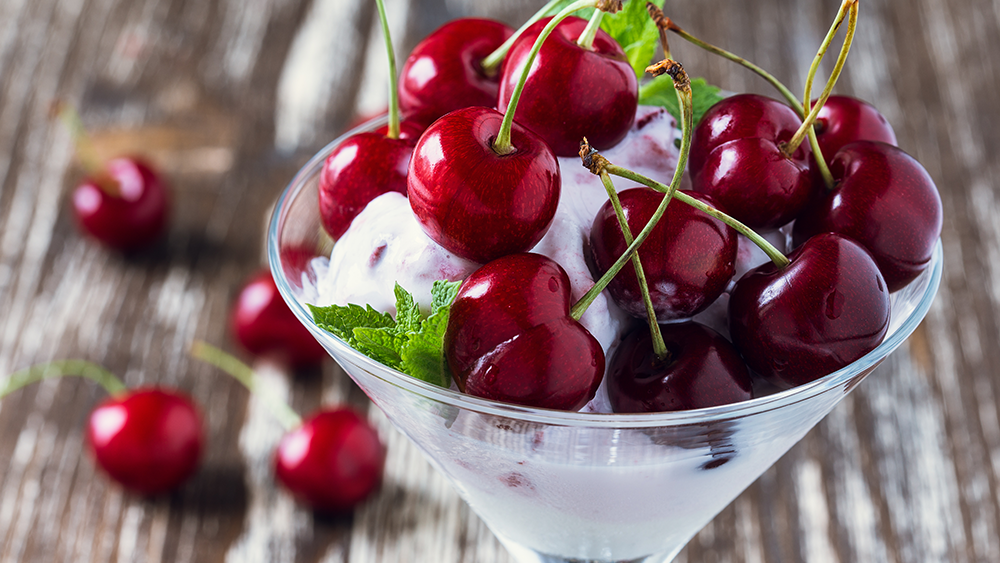 Pohár s višněmi a třešněmi
