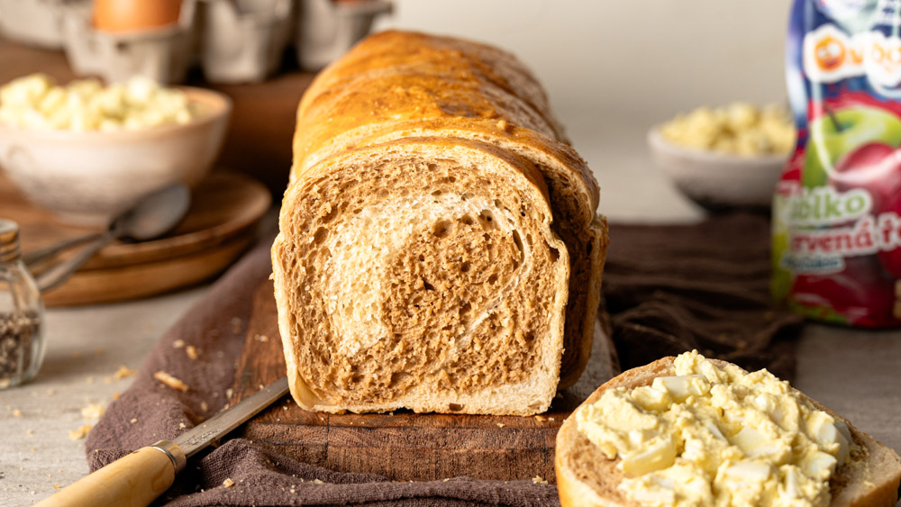 Domácí toastový chléb se zdravou vajíčkovou pomazánkou