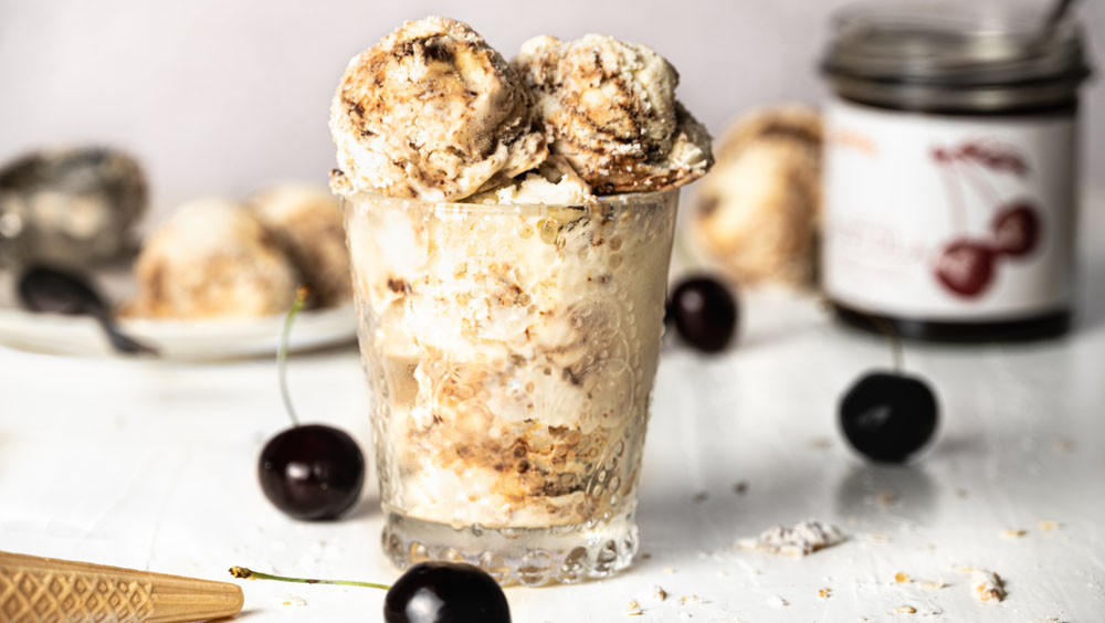 Domácí jogurtová zmrzlina s višňovými povidly (bez zmrzlinovače)