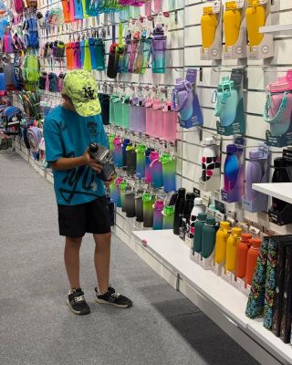 Není nad to vybrat si školní výbavu naživo. V našem showroomu si děti mohou batoh nebo aktovku vyzkoušet přímo na zádech,...