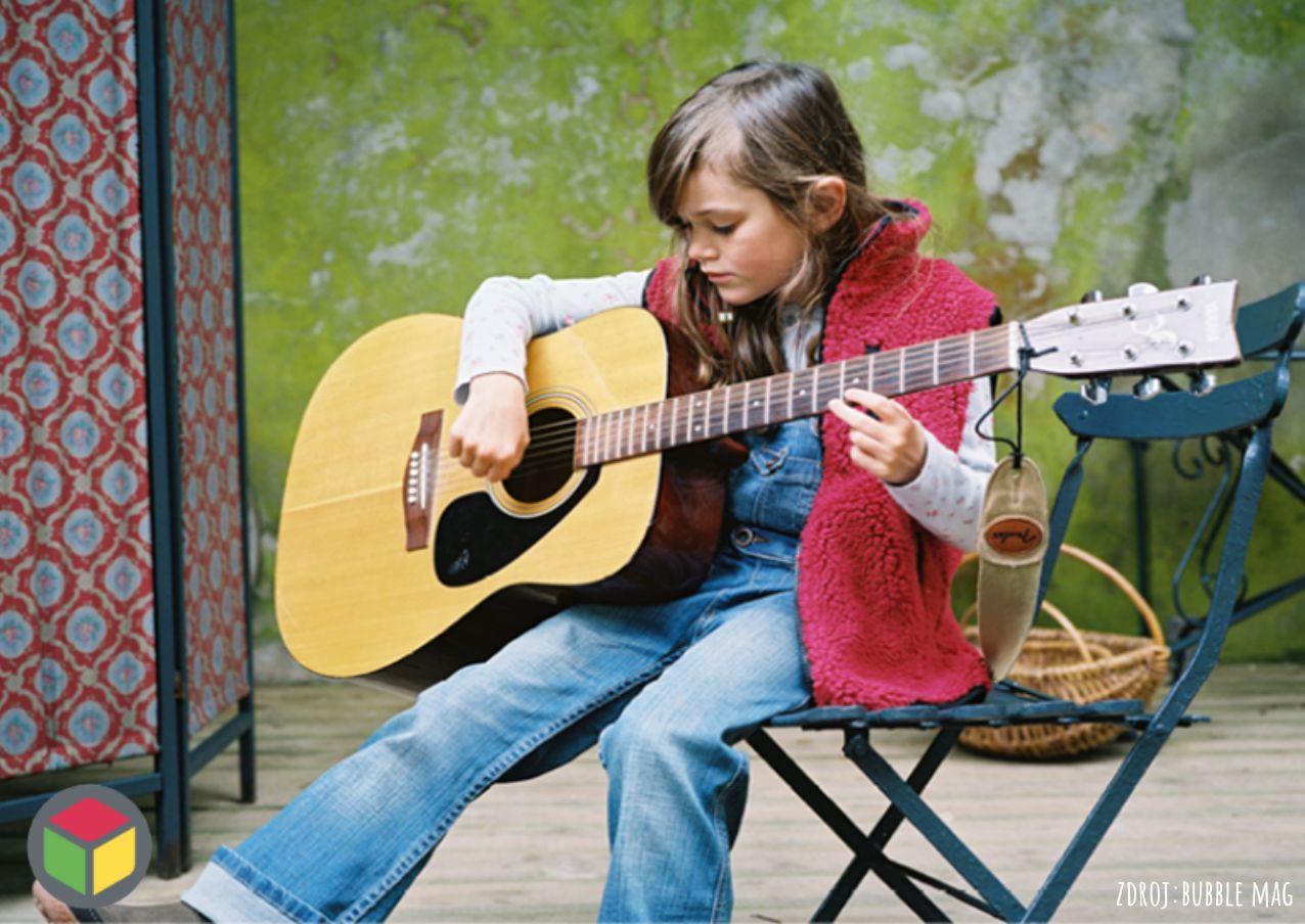 Povzbuzováním – už od útlého věku. 🌱