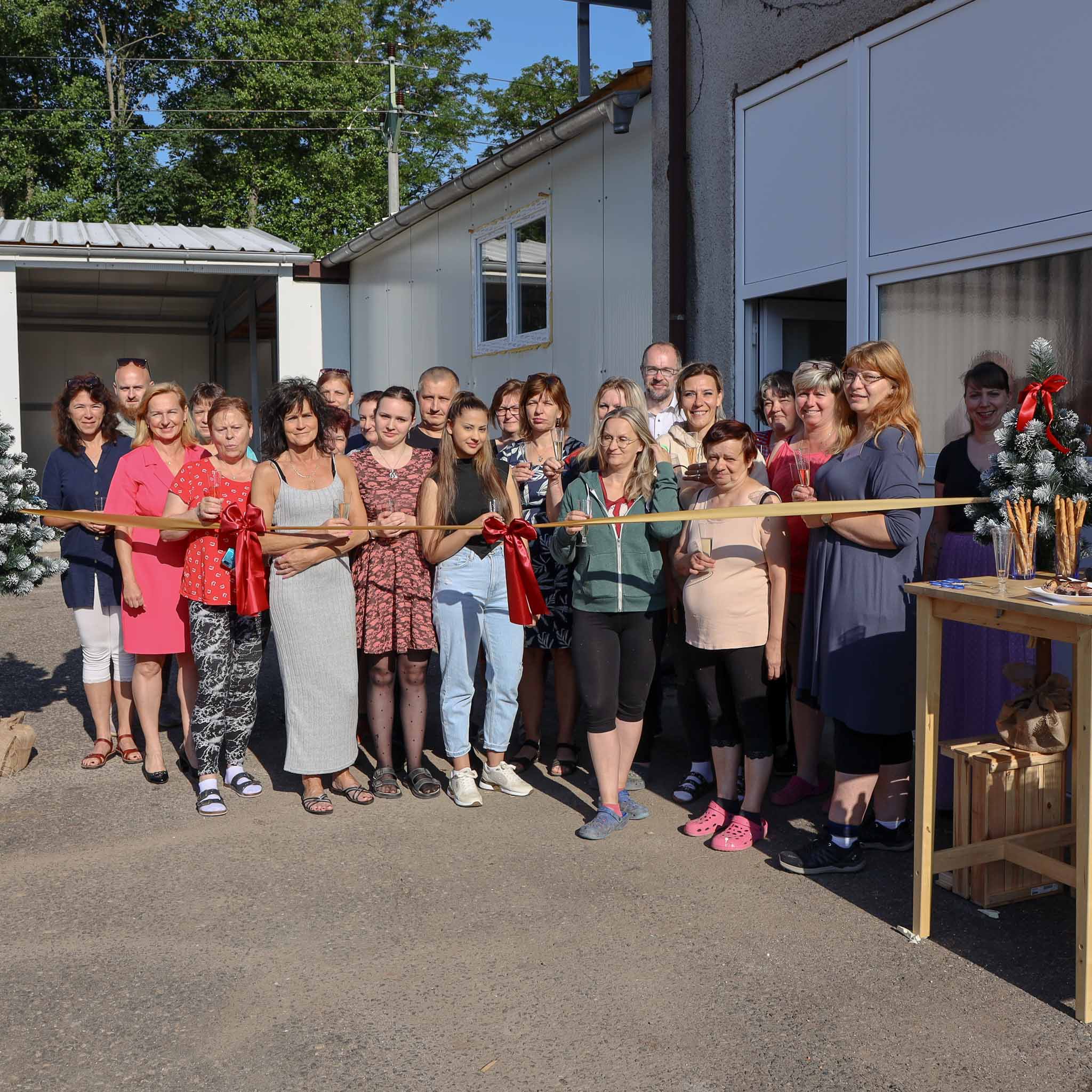 Slavnostní otevření obchodu přilákalo desítky návštěvníků