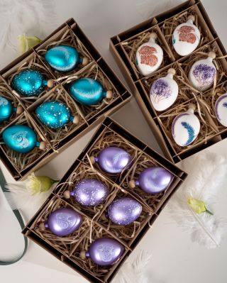 Fialová, tyrkysová a čistá bílá skořápka. 💜🩵🤍 Spojení, které působí svěže, jemně a přitom nepřehlédnutelně. Tyrkys dodá...