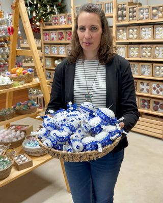 Cibulákový vzor, který nikdy nevyjde z módy. Najdete ho u nás na velikonočních vajíčkách i vánočních ozdobách – stačí si...