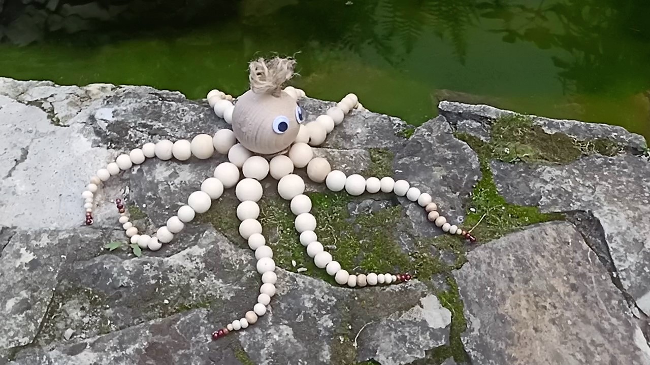 Chobotnice z dřevěných korálků